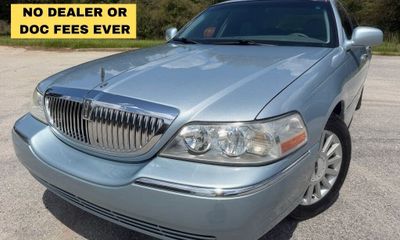 2005 Lincoln Town CAR Signature