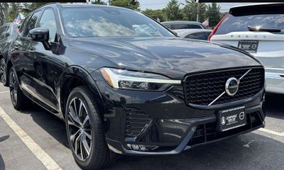 2023 Volvo XC60 Ultimate Dark