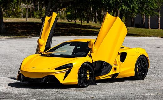 2023 McLaren Artura