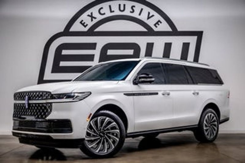 2025 Lincoln Navigator — a typically priced live listing