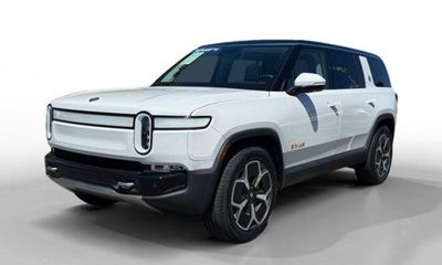 2024 Rivian R1S Adventure