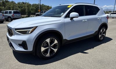 2024 Volvo XC40 Plus Bright