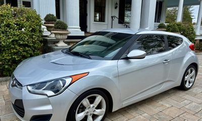2015 Hyundai Veloster GLS Middle