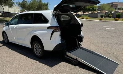 2024 Toyota Sienna LE