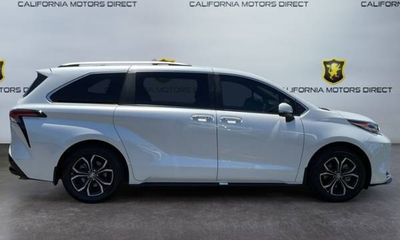 2025 Toyota Sienna Platinum