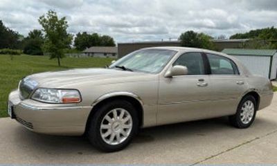 2006 Lincoln Town CAR Signature Limited