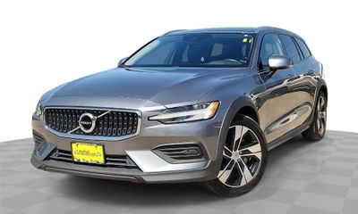 2020 Volvo V60CC Momentum