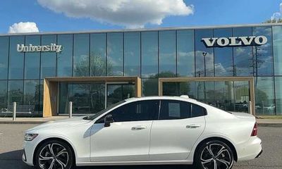 2024 Volvo S60 Plus Dark