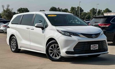 2023 Toyota Sienna LE