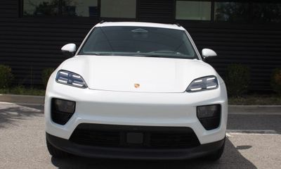 2025 Porsche Macan 4S Electric