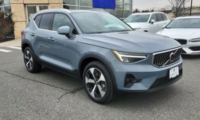 2023 Volvo XC40 Plus Bright