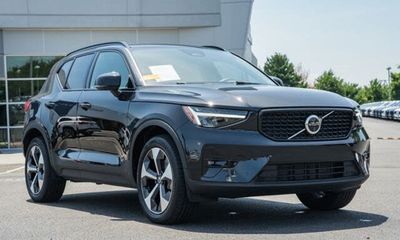 2024 Volvo XC40 Plus Dark
