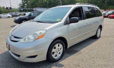 2010 Toyota Sienna LE 8 Passenger