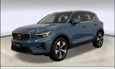 2023 Volvo XC40 Plus Bright