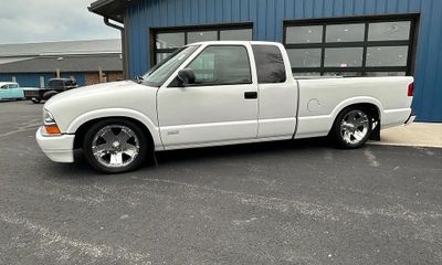 2000 Chevrolet S-10 Pickup Base