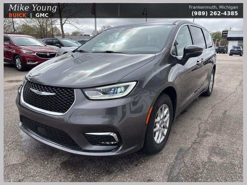 2023 Chrysler Pacifica — a typically priced live listing
