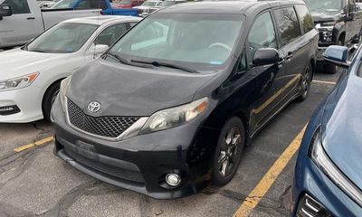 2012 Toyota Sienna SE 8 Passenger