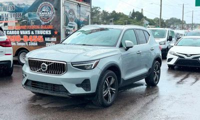 2025 Volvo XC40 Core