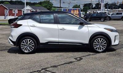 2023 Nissan Kicks SR