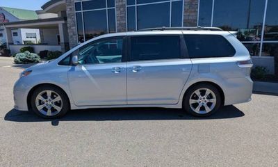 2014 Toyota Sienna SE 8 Passenger
