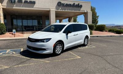 2025 Chrysler Voyager LX