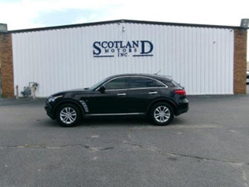 2017 Infiniti QX70 — a typically priced live listing