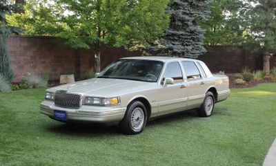 1997 Lincoln Town CAR Signature Touring Edition