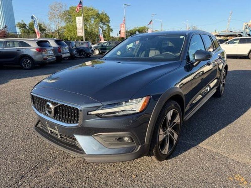 2022 Volvo V60cc — a typically priced live listing