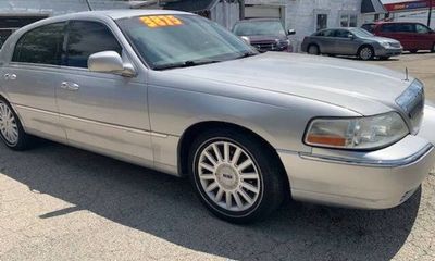 2005 Lincoln Town CAR Signature Limited