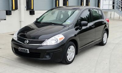 2010 Nissan Versa 18 S Hatchback