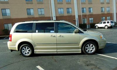 2010 Chrysler Town AND Country RT