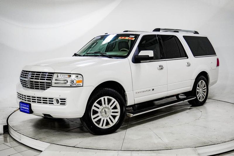2011 Lincoln Navigator — a typically priced live listing