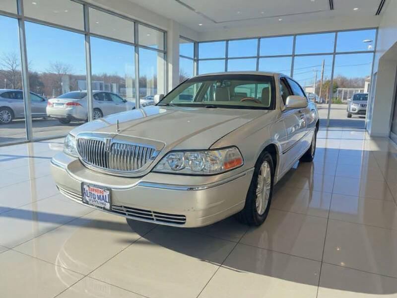2011 Lincoln Town CAR — a typically priced live listing