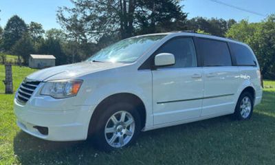 2010 Chrysler Town AND Country RT