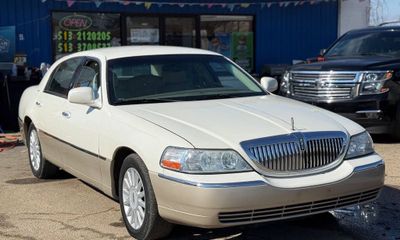 2005 Lincoln Town CAR Signature
