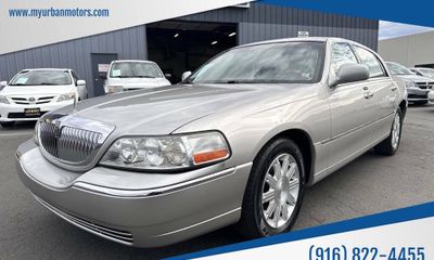 2011 Lincoln Town CAR Signature Limited