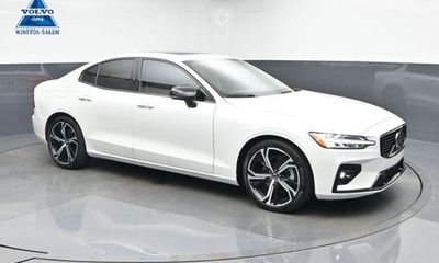 2024 Volvo S60 Ultimate Dark