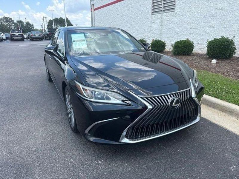 2019 Lexus ES — a typically priced live listing