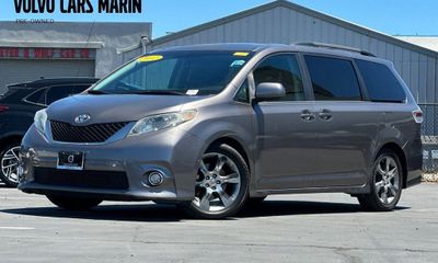 2012 Toyota Sienna SE 8 Passenger