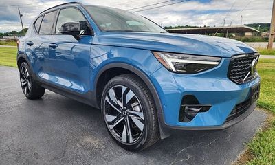 2023 Volvo XC40 Ultimate Dark