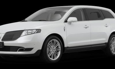 2017 Lincoln MKT Base