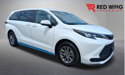 2024 Toyota Sienna LE