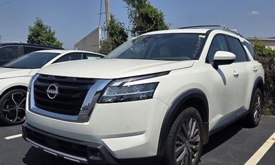 2024 Nissan Pathfinder SL