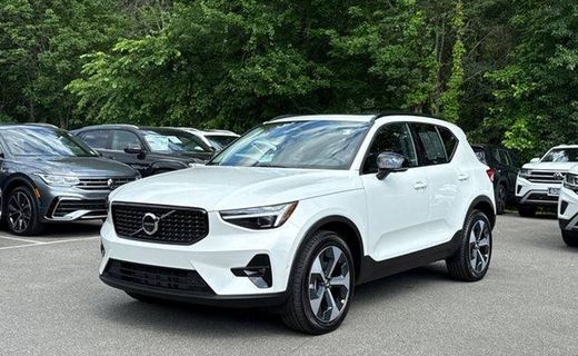 2026 Volvo XC40 Plus Dark