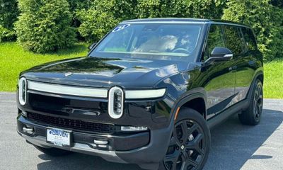 2024 Rivian R1S Adventure