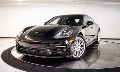 2023 Porsche Panamera 4 Platinum