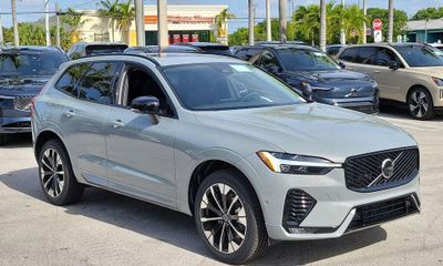 2026 Volvo XC60 Plus Dark