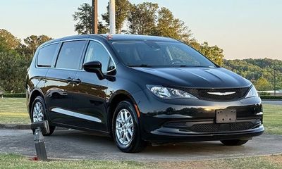 2023 Chrysler Voyager LX