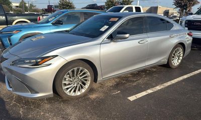 2022 Lexus ES 300H Ultra Luxury