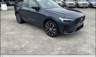 2023 Volvo XC60 Plus Dark